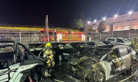 اندلاع حريق بمحل لبيع السيارات في كريات شمونة دون وقوع إصابات 